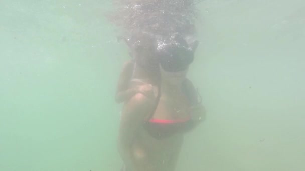 Meisje en moeder onderwater — Stockvideo