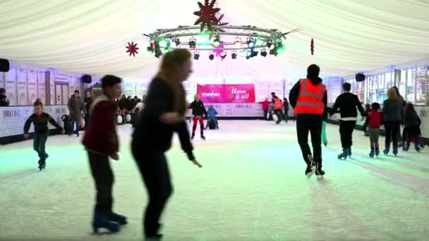 Люди на ковзанах під час різдвяних — стокове відео
