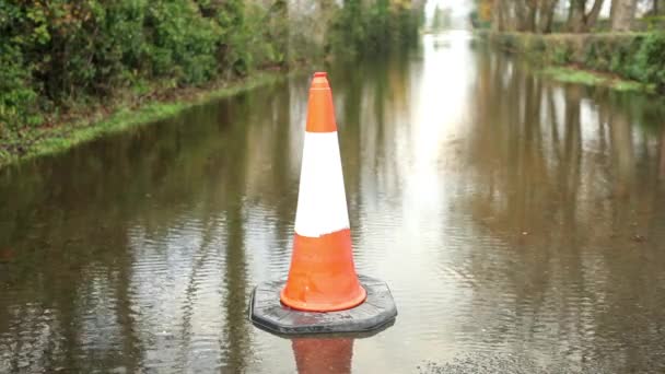 Estrada inundada e cone de tráfego — Vídeo de Stock
