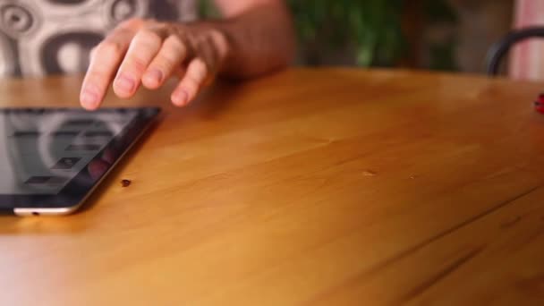 Людина за допомогою планшетного ПК — стокове відео
