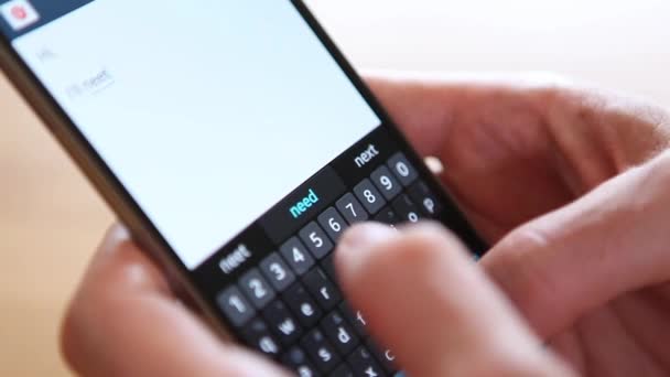 Homem digitando no telefone celular — Vídeo de Stock