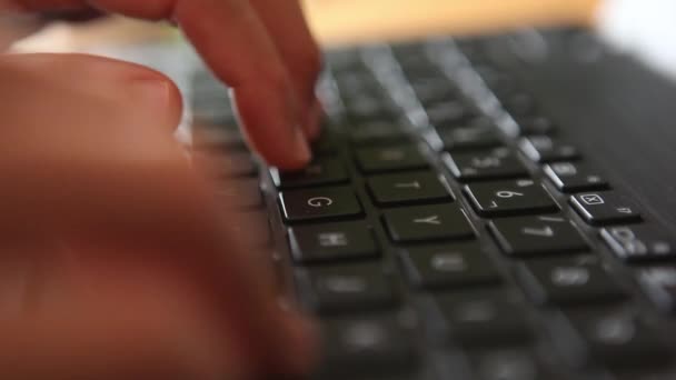 Tippen auf der Laptop-Tastatur — Stockvideo