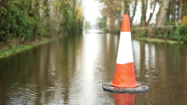 Estrada inundada e cone de tráfego — Vídeo de Stock