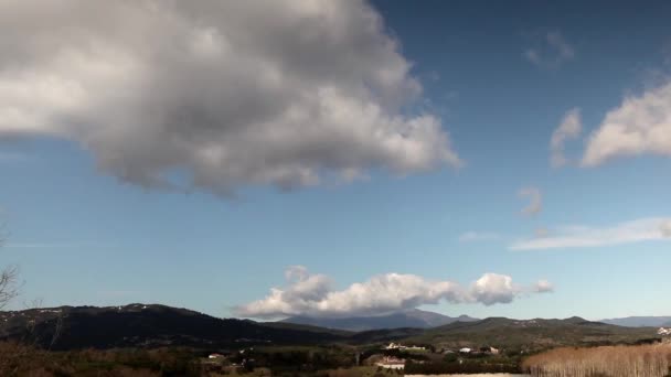 Nuvens de lapso temporal que se formam sobre montanhas — Vídeo de Stock