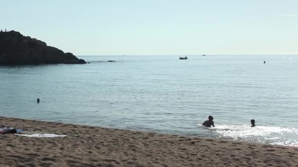 Pessoas na praia em Blanes, Espanha — Vídeo de Stock