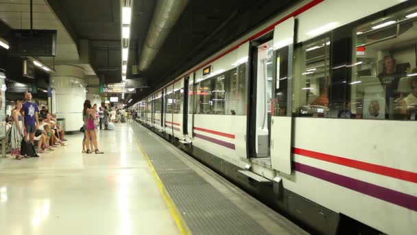 Passeggeri che utilizzano il treno urbano — Video Stock