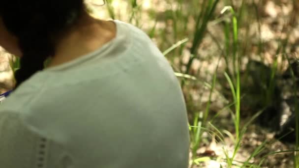 Dívka v poznámkovém bloku v lese — Stock video