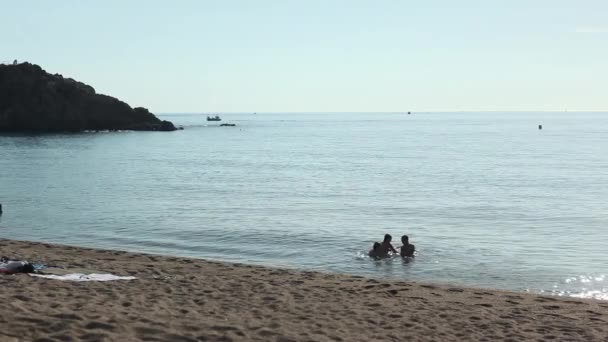 Ludzi na plaży w Blanes, Hiszpania — Wideo stockowe