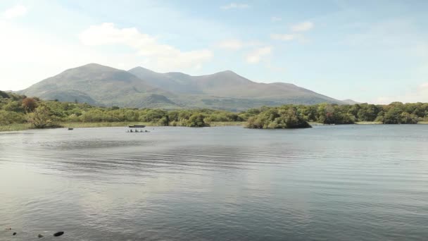 Lago tranquilo naturaleza panorama — Vídeo de stock