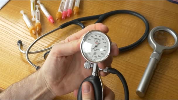 Doctor using pulsimeter tool — Stock Video