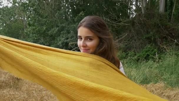 Bella ragazza nel campo di grano — Video Stock