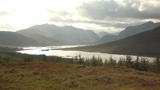 Seenlandschaft im Hochland Schottlands — Stockvideo