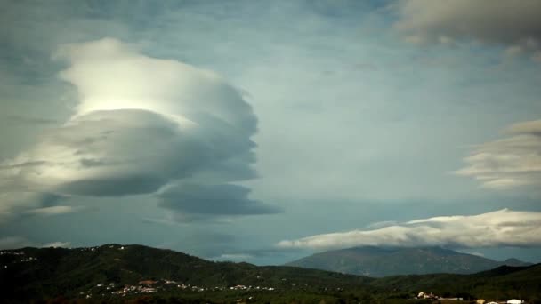 Czas wygaśnięcia clouds kształtujące nad górami — Wideo stockowe