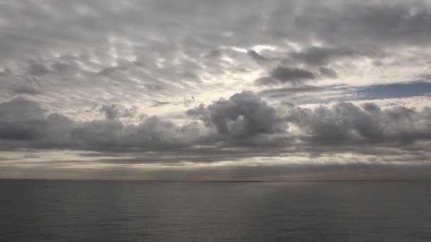 Nuvens se formando ao longo da praia timelapse — Vídeo de Stock