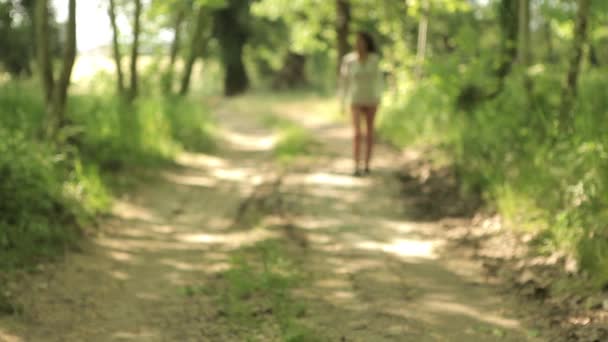 Menina andando na floresta — Vídeo de Stock
