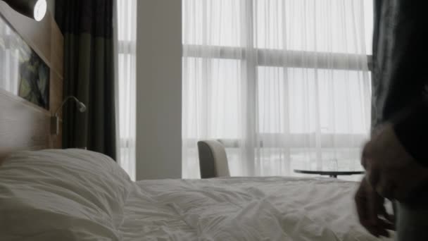 Embert számláló pénzt szállodai szobában — Stock videók