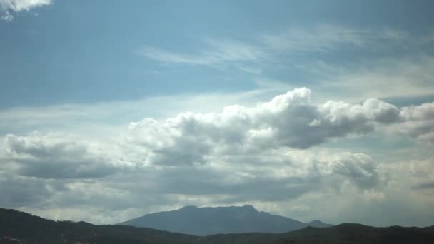 Nuages de temps se formant au-dessus des montagnes — Video