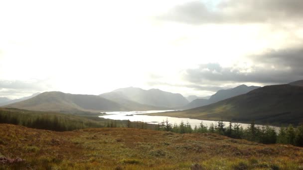 Seenlandschaft im Hochland Schottlands — Stockvideo