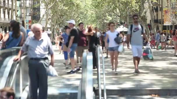 Menschen zu Fuß auf der Straße von Barcelona — Stockvideo