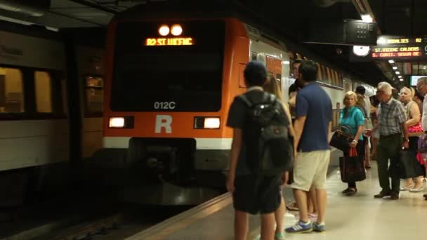 Passagiers gebruik van de stadstrein — Stockvideo