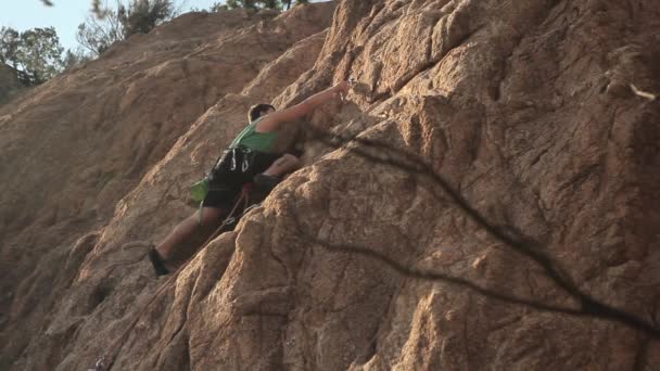 Junger Mann Klettert Auf Felsen — Stockvideo