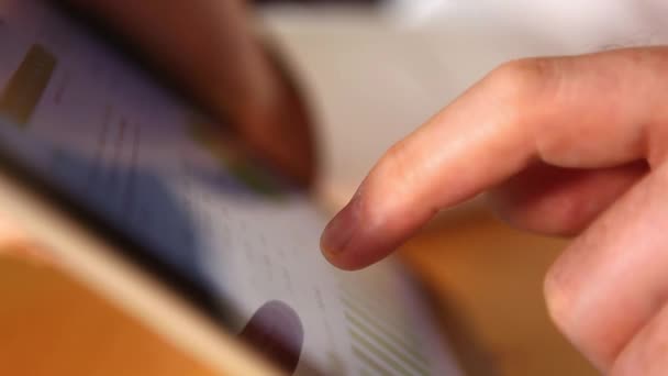 un homme d'affaires utilisant une tablette