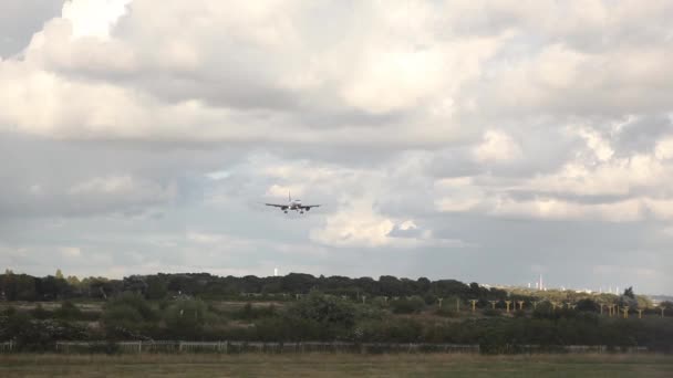 Pesawat mendarat di landasan pacu — Stok Video