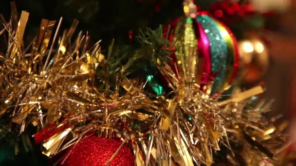 Julgran med dekorationer — Stockvideo