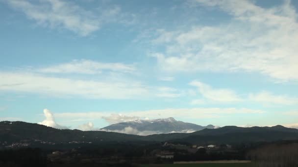 Часові хмари, що формуються над горами — стокове відео