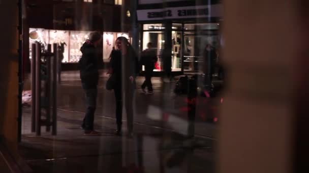 Les gens marchent et font du shopping avant Noël — Video