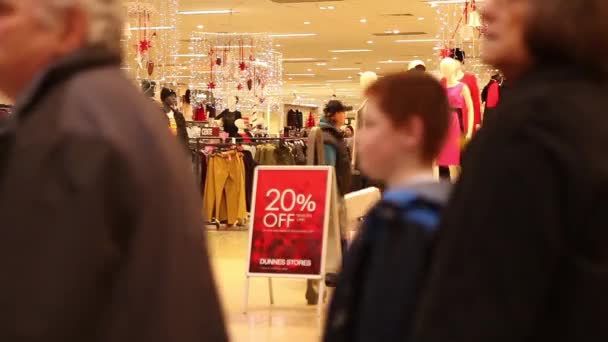 Gente comprando antes de Navidad — Vídeo de stock