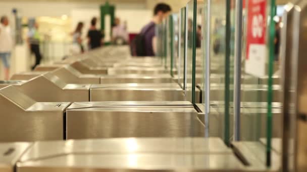 Menschen nutzen Fahrkartenschalter am Bahnhof — Stockvideo