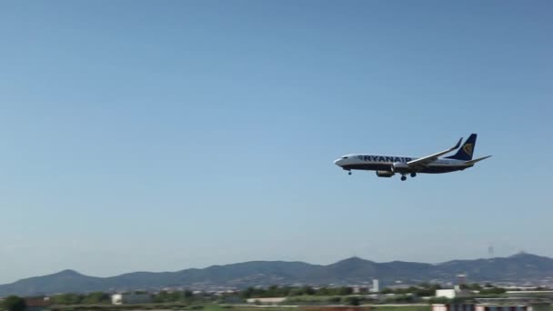 Avión aterrizando en pista — Vídeos de Stock