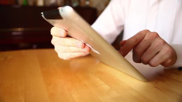 Geschäftsmann mit Tablet — Stockvideo