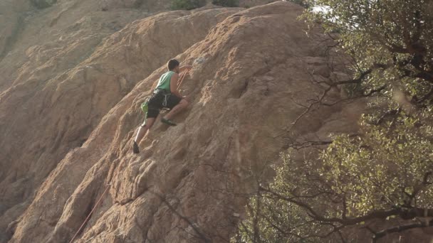 Joven Subiendo Roca — Vídeo de stock