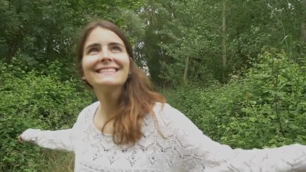 Fata care merge în pădure — Videoclip de stoc