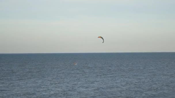 Kitesurf en el mar tranquilo — Vídeo de stock