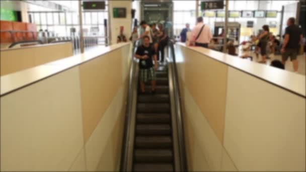 Άνθρωποι στις κυλιόμενες σκάλες στο σιδηροδρομικό σταθμό — Αρχείο Βίντεο