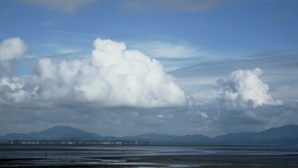 Nubes formándose sobre el timelapse de la playa — Vídeo de stock
