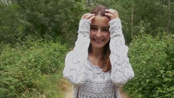 Dziewczyna spaceru w lesie — Wideo stockowe