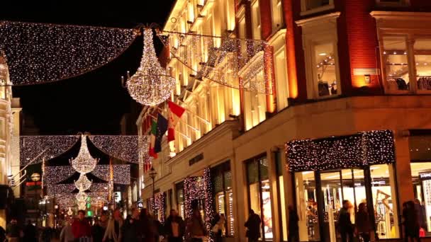 Gente caminando y comprando antes de Navidad — Vídeo de stock