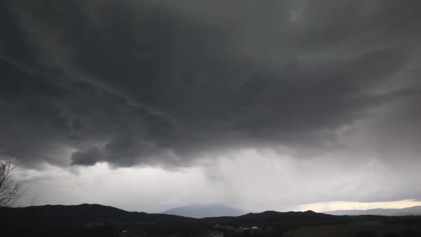 Tijd lapse wolken vervormen over bergen — Stockvideo