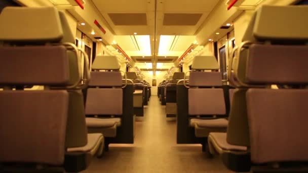 Интерьер пустого поезда — стоковое видео
