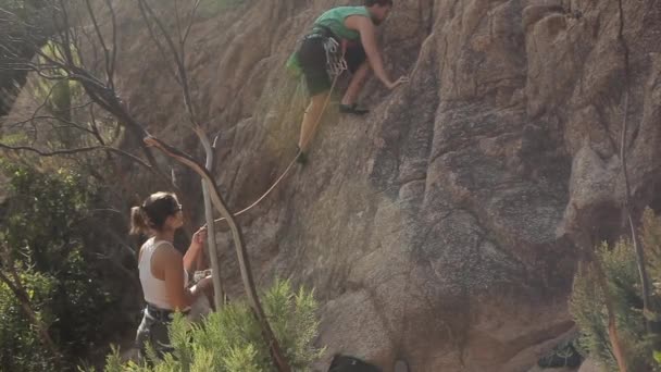 Ung Kvinna Och Mannen Klättring Klippa — Stockvideo