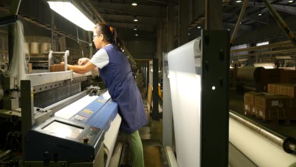 Vrouw tot vaststelling van de machine in textielfabriek — Stockvideo