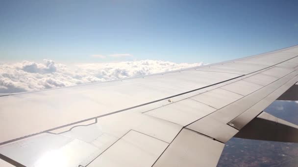 Ala do avião em um contexto do céu — Vídeo de Stock