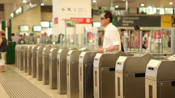 Pessoas usando o portão de ingressos na estação — Vídeo de Stock