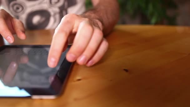 homme utilisant une tablette