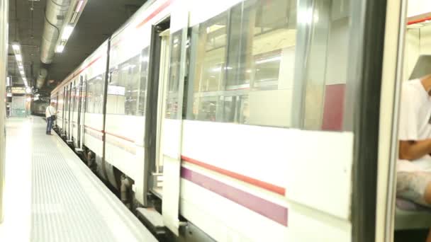 Passagers utilisant le train de ville — Video