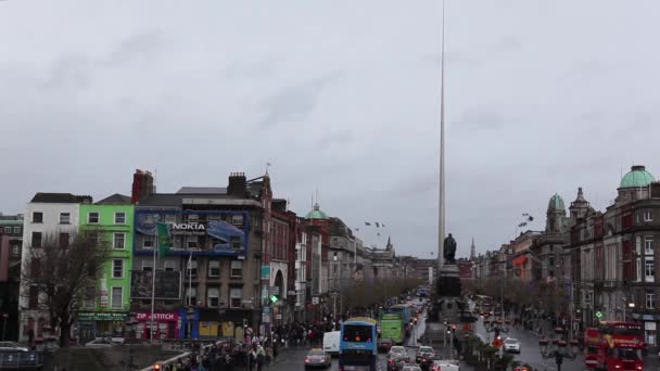 Trafik på street i Dublin, Irland — Stockvideo